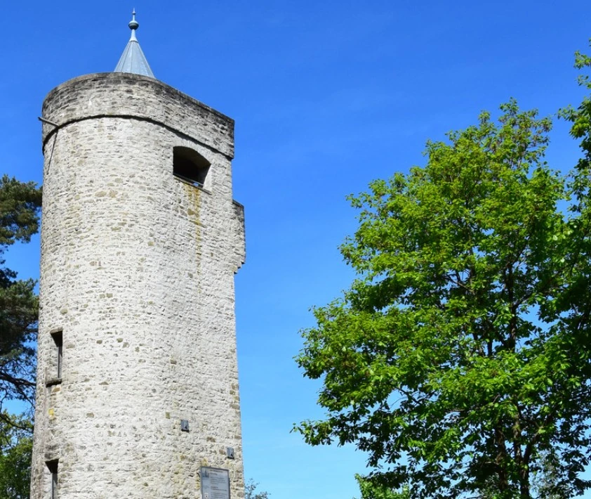 „Aussichtsturm in Gummersbach – Symbol für Weitblick und Sicherheit, wie die 24-Stunden-Betreuung der Westfälischen Seniorenhilfe mit polnischen Pflegekräften: verlässliche Unterstützung und liebevolle Begleitung direkt vor Ort.“